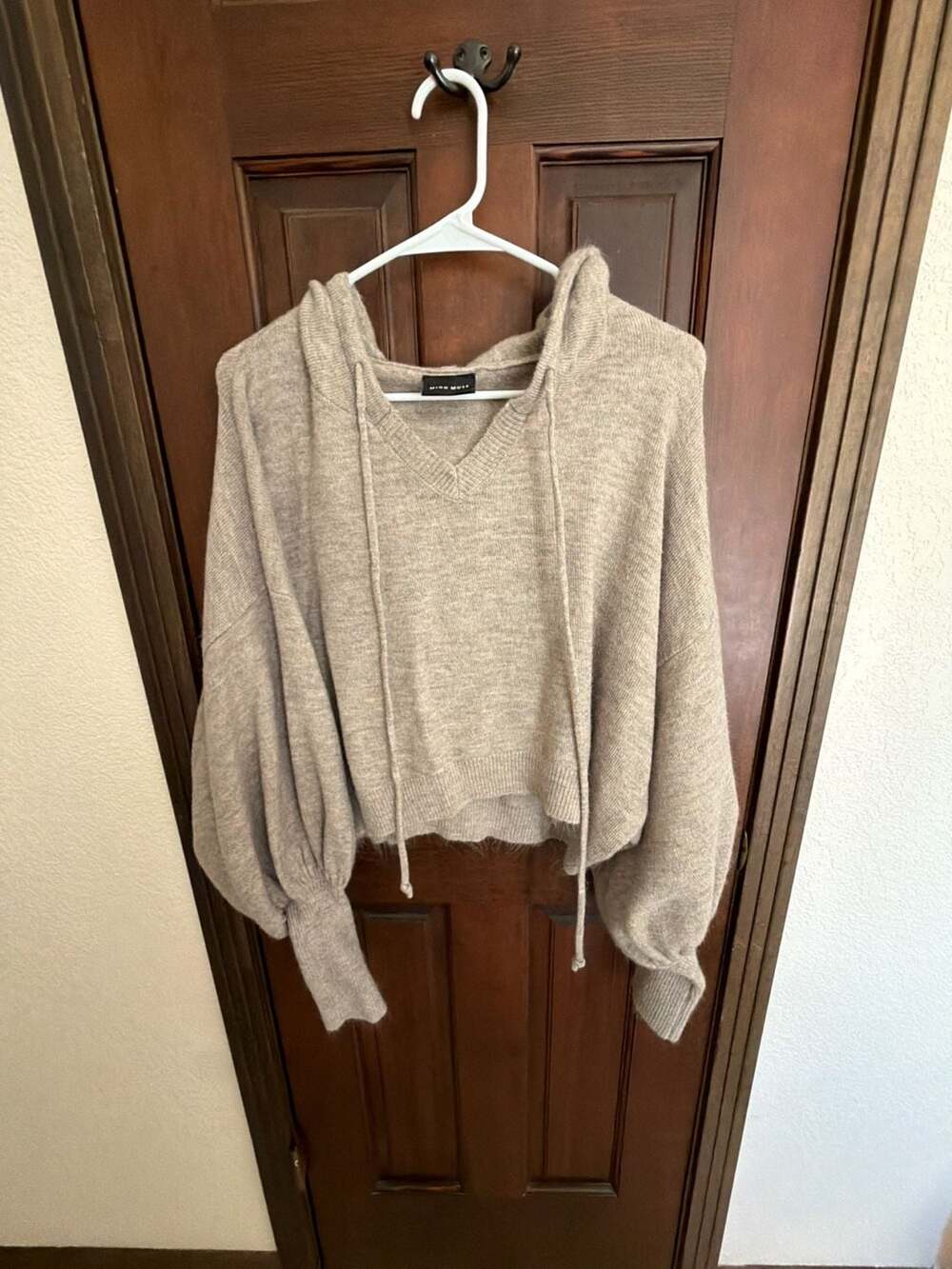 Miou Muse MMT525 V-Neck Balloon Sleeve Cropped Hoodie